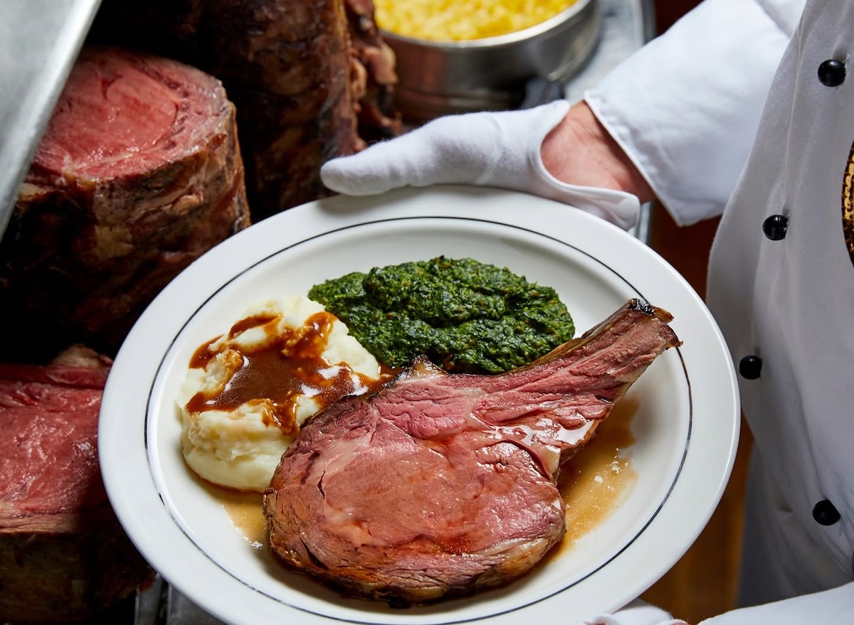 Five Chain Restaurants Where Prime Rib and Baked Potatoes Excel